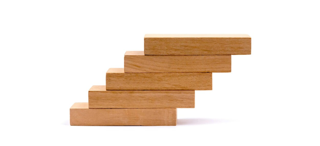 Planchettes de bois empilées formant un  escalier
