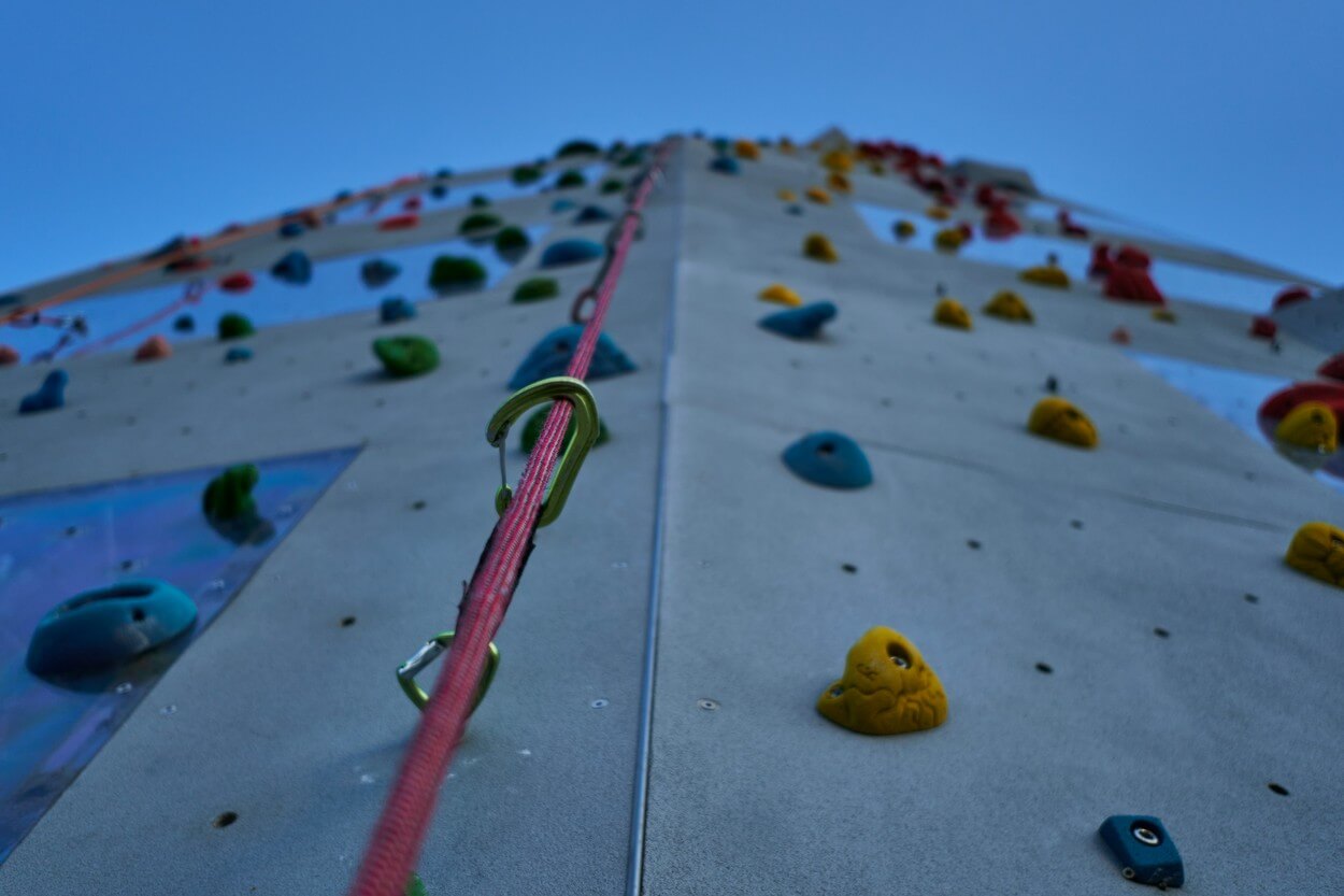Mur d'escalade représentant la progression et l'évolution des indicateurs de performance d'une association