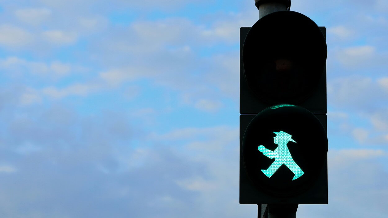Feu piéton de couleur verte